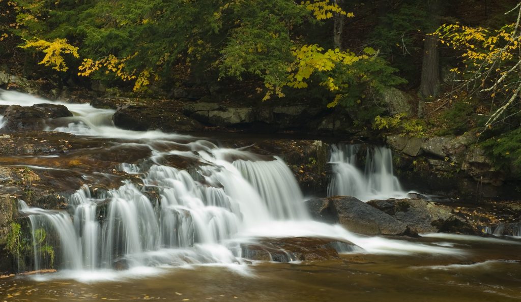  hvis du leter etter ting å gjøre i north conway nh, sjekk ut den utrolige Jackson Falls i naturskjønne White Mountains.